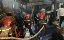 Tàu cá đang neo đậu tại cảng bốc cháy dữ dội