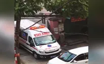 Ô tô đỗ ngay giữa cổng chặn lối ra của xe cấp cứu