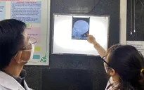 Bé 3 tuổi bị người tình của mẹ bạo hành đã tử vong