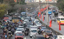 Chùm ảnh: Cảnh trái ngược ở bến xe và đường phố Thủ đô trước kỳ nghỉ Tết