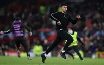 Manchester United bị UEFA phạt vì để CĐV chạy vào sân