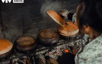 Cá kho niêu đất làng Vũ Đại “rực lửa” thâu đêm đón Tết Nguyên đán
