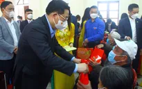 Chủ tịch Quốc hội thăm, tặng quà Tết các hộ nghèo, gia đình chính sách tại Nghệ An