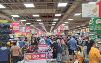 Siêu thị tại TP Hồ Chí Minh nhộn nhịp khách mua sắm Tết