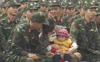 Chúng tôi chiến sĩ: Chiến sĩ trẻ nghẹn ngào khi lần đầu được gặp con gái