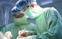 Bệnh nhân thủng đại tràng, tổn thương gan do sán lá gan