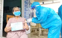 Hà Nội: Tổ vaccine lưu động đi từng nhà tiêm cho người cao tuổi