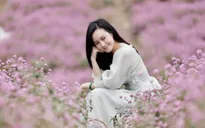 BTV Hoài Anh khoe mặt mộc đẹp ngỡ ngàng giữa rừng hoa