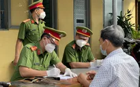 Người dân Thủ Đức giao nộp các loại vũ khí
