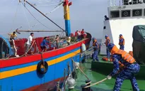Cấp cứu 5 thuyền viên Nghệ An gặp nạn trên biển