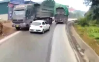 Nóng vội vượt xe tải ở khúc cua và cái kết