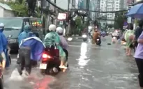 Nhiều tuyến đường tại TP Hồ Chí Minh ngập sâu sau mưa lớn