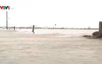 Mưa lớn nhiều ngày tại Thừa Thiên Huế khiến nước lũ tràn qua Quốc lộ 1