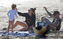 Hậu bê bối ngoại tình, Adam Levine cùng vợ, con vui vẻ đi chơi biển