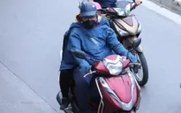 Người dân Hà Nội co ro trong gió lạnh đầu mùa