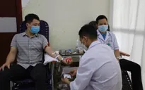 Điều dưỡng và chiến sĩ công an hiến máu cứu bệnh nhân