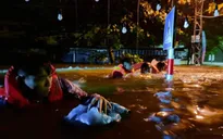 Đà Nẵng: Nước lụt chảy xiết cuốn trôi người, cảnh sát cứu hộ dầm mình ứng cứu