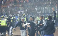 Bạo loạn sân cỏ tại Indonesia: Hơi cay đã được sử dụng một cách cẩu thả