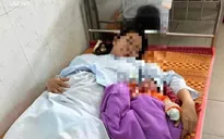 Cảnh sát dùng xe chuyên dụng vượt lũ đưa sản phụ đi sinh con
