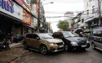 Ô tô chết máy nằm ngổn ngang trên đường Đà Nẵng sau trận mưa lịch sử