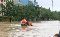 Nhiều tuyến đường tại Thừa Thiên Huế bị ngập sâu trong nước