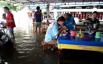 Quán mì "vừa ăn vừa lội nước" giữa trận lụt kỷ lục ở Thái Lan