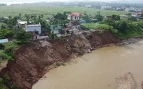 Sạt lở nghiêm trọng bờ sông Đà