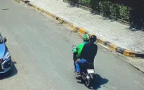 Video: Kẻ cướp xông vào nhà giật túi xách của người phụ nữ