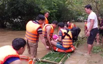 Đóng bè vượt lũ đưa cháu bé đi cấp cứu