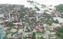 Nước lũ ở miền Trung rút chậm