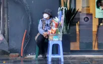 Hà Nội: Người lao động cặm cụi mưu sinh trong mưa rét
