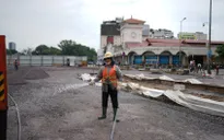 Gấp rút thi công trả lại mặt đường phía trước chợ Bến Thành
