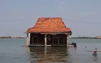 Nước biển dâng cao, nhiều người dân Indonesia phải bỏ nhà cửa