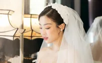 Hoa hậu Đỗ Mỹ Linh bật khóc trong đám cưới