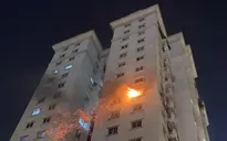Cháy ngùn ngụt ở căn hộ chung cư tại quận Tây Hồ (Hà Nội)