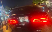 Tài xế có biểu hiện say xỉn lái ô tô tông xe máy rồi lật ngửa trên đường