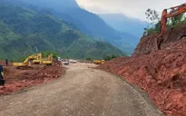 Đã khắc phục sạt lở, thông tuyến quốc lộ "độc đạo" lên cửa khẩu La Lay, Quảng Trị