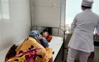 Nữ sinh lớp 7 bị đánh hội đồng phải nhập viện