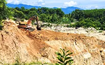 Khai thác cát trái phép đe dọa sạt lở cả một ngôi làng