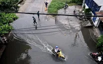 TP Hồ Chí Minh: Triều cường vượt mức báo động 3, người dân bì bõm lội nước về nhà