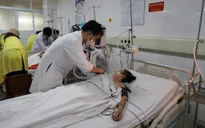 Cấp cứu kịp thời ngư dân gặp nạn trong vụ lật bè tại TP. Móng Cái
