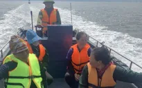 Đưa vào bờ an toàn 23 ngư dân bị lật bè trên biển