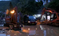 Xuyên đêm dọn dẹp sau lũ ở Kỳ Sơn