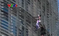 "Người nhện" nước Pháp chinh phục tòa nhà chọc trời cùng con trai