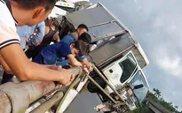 Xe tải vắt vẻo trên thành cầu sau tai nạn liên hoàn