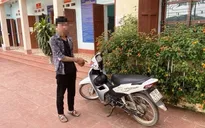 Dùng dao tấn công học sinh để cướp xe máy