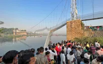 Công bố đoạn băng ghi lại thời điểm sập cầu ở Ấn Độ