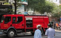 Cửa cuốn không hoạt động, một người mắc kẹt trong đám cháy