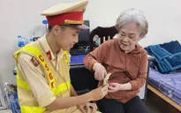 Cảnh sát giao thông đưa cụ bà bị lạc về nhà an toàn