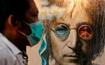 Cây đàn guitar bị đập vỡ của Kurt Cobain và kính của John Lennon được đấu giá